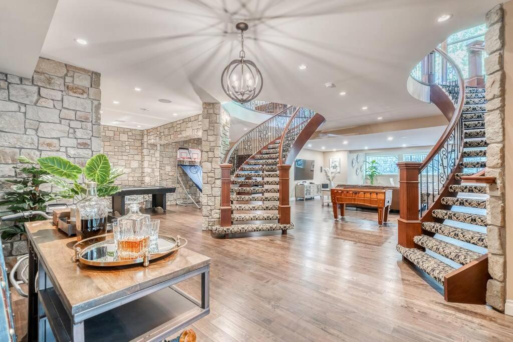 French Chateau W/Swim Spa & Theatre: 11,700 Sqft YYC Esterno foto