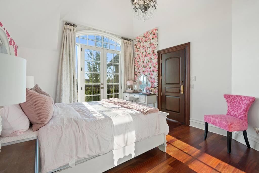 French Chateau W/Swim Spa & Theatre: 11,700 Sqft YYC Esterno foto
