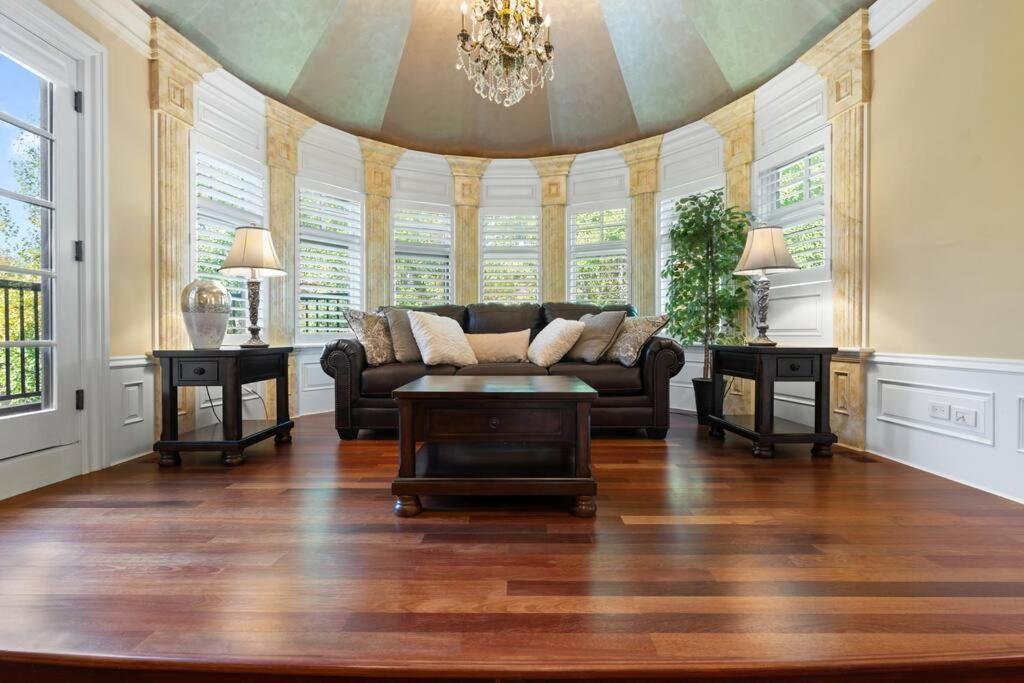 French Chateau W/Swim Spa & Theatre: 11,700 Sqft YYC Esterno foto