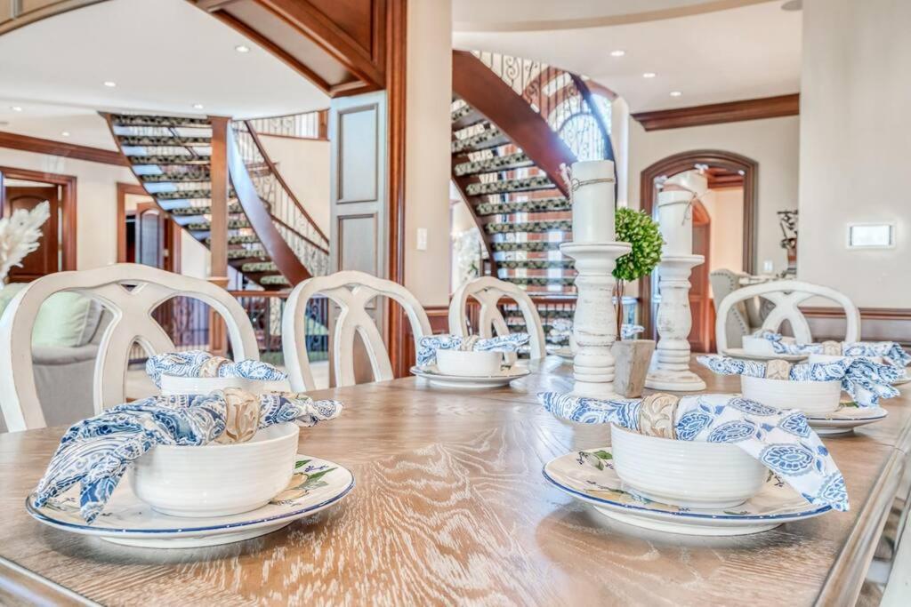 French Chateau W/Swim Spa & Theatre: 11,700 Sqft YYC Esterno foto