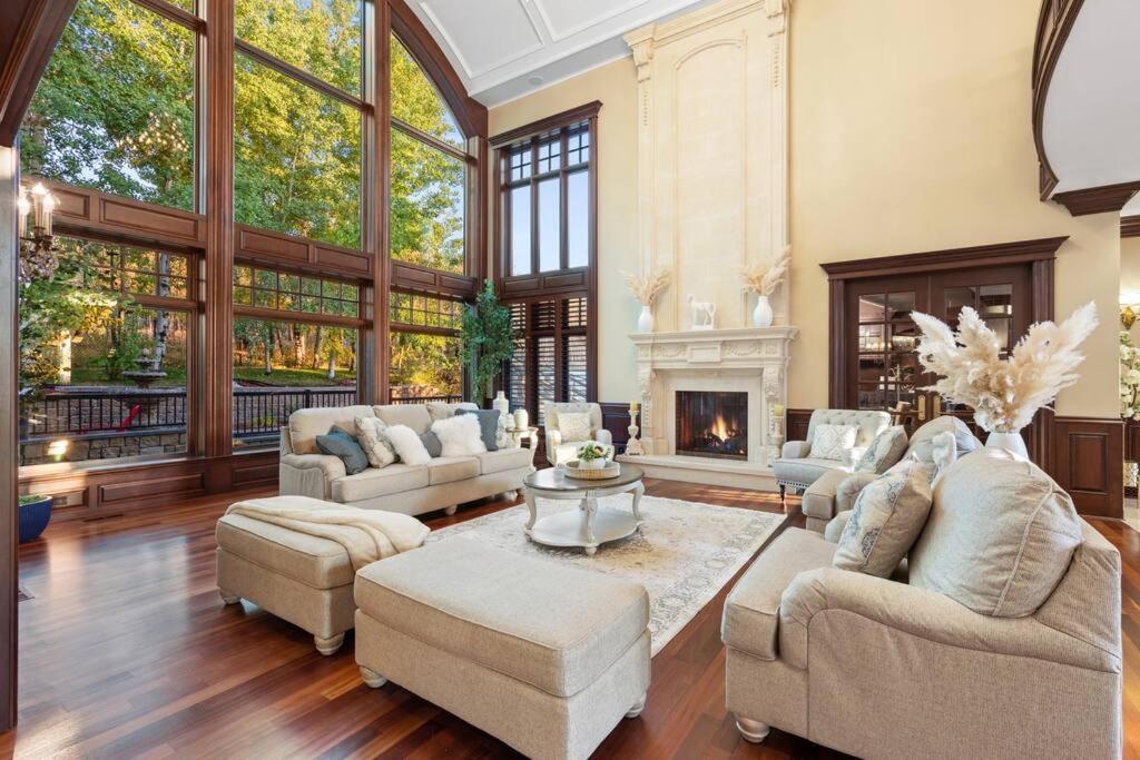 French Chateau W/Swim Spa & Theatre: 11,700 Sqft YYC Esterno foto