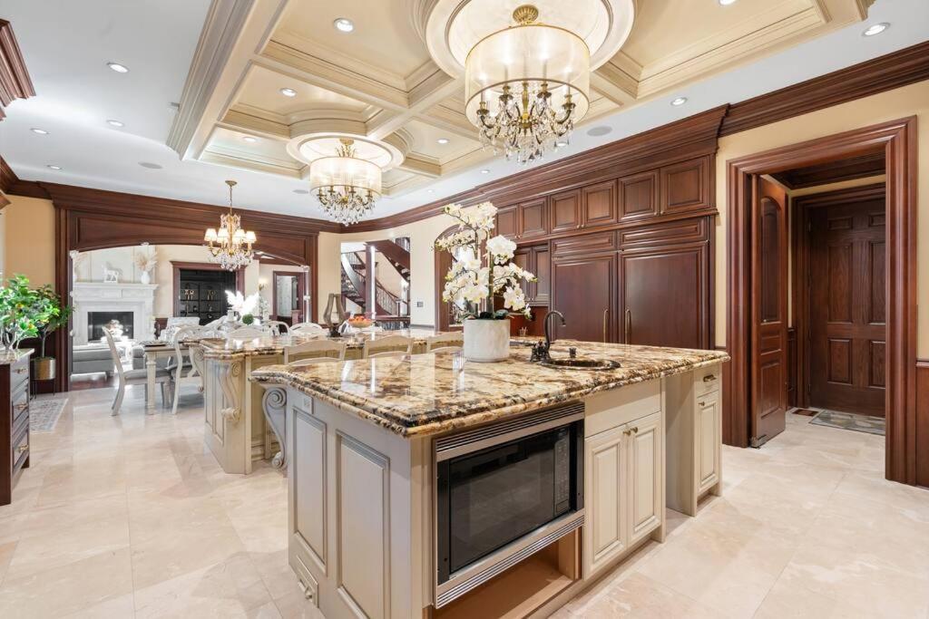 French Chateau W/Swim Spa & Theatre: 11,700 Sqft YYC Esterno foto