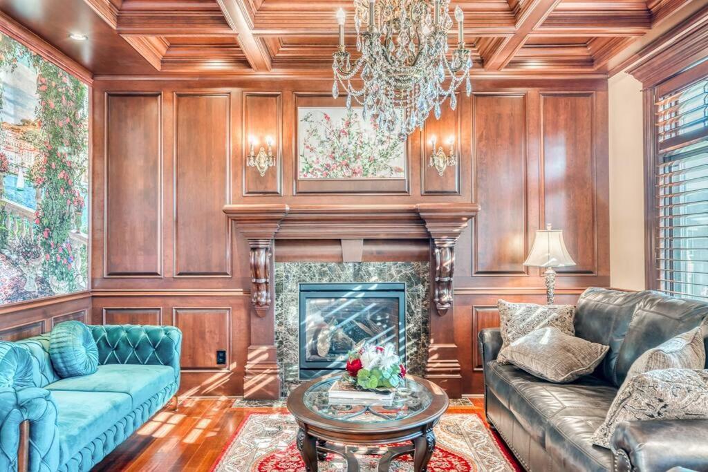 French Chateau W/Swim Spa & Theatre: 11,700 Sqft YYC Esterno foto