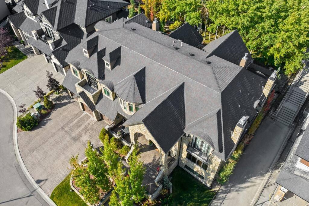 French Chateau W/Swim Spa & Theatre: 11,700 Sqft YYC Esterno foto