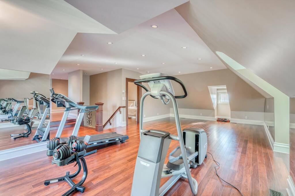 French Chateau W/Swim Spa & Theatre: 11,700 Sqft YYC Esterno foto