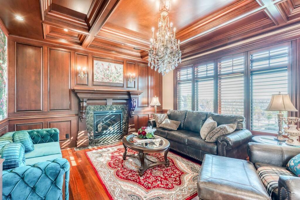 French Chateau W/Swim Spa & Theatre: 11,700 Sqft YYC Esterno foto