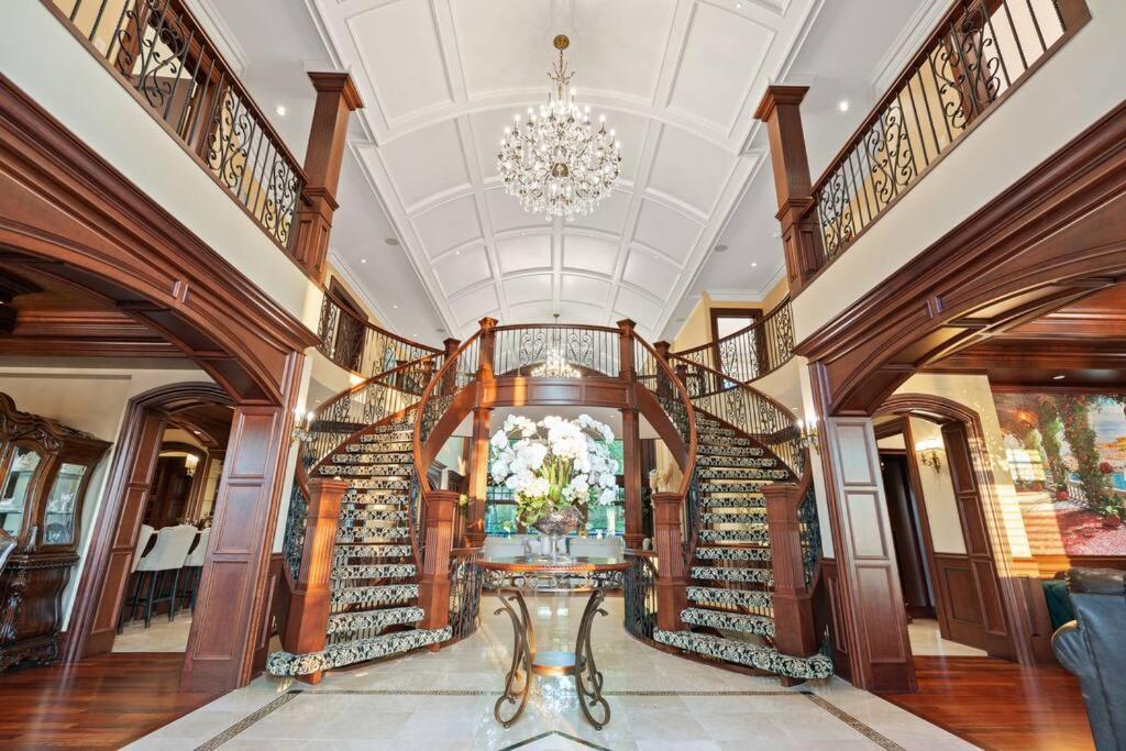 French Chateau W/Swim Spa & Theatre: 11,700 Sqft YYC Esterno foto