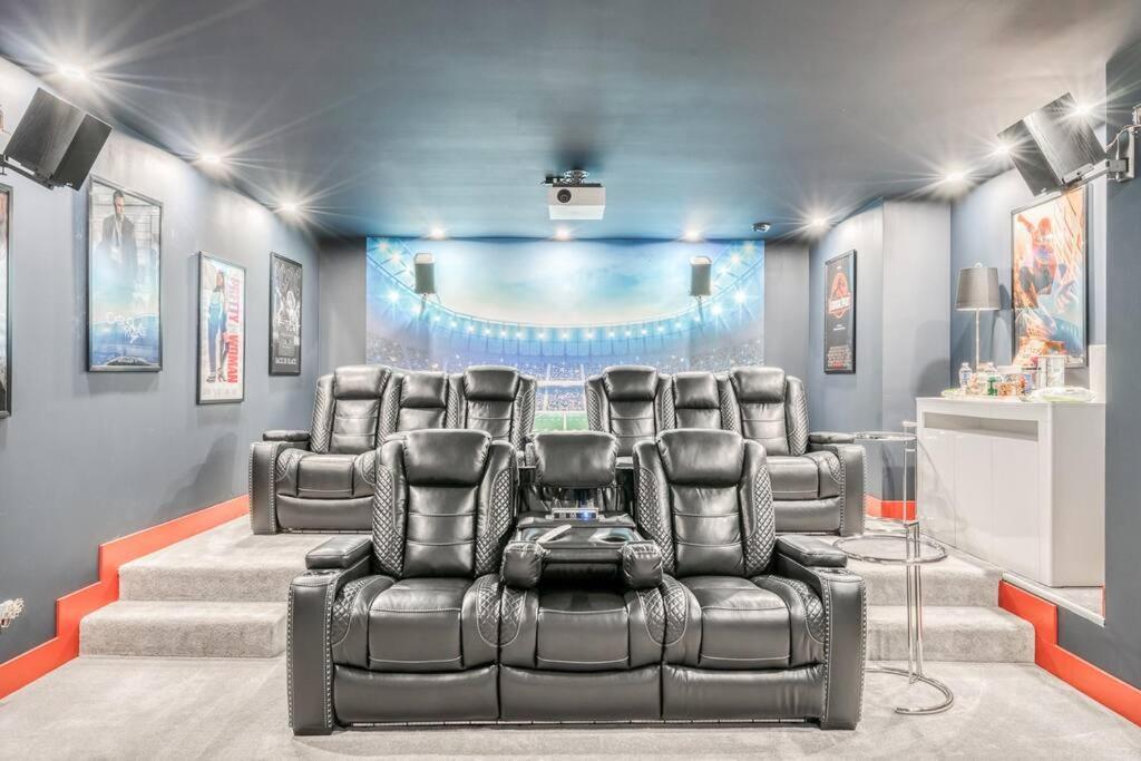 French Chateau W/Swim Spa & Theatre: 11,700 Sqft YYC Esterno foto