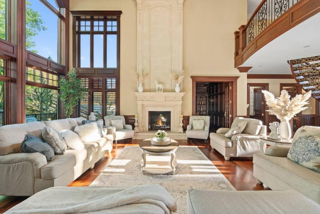 French Chateau W/Swim Spa & Theatre: 11,700 Sqft YYC Esterno foto
