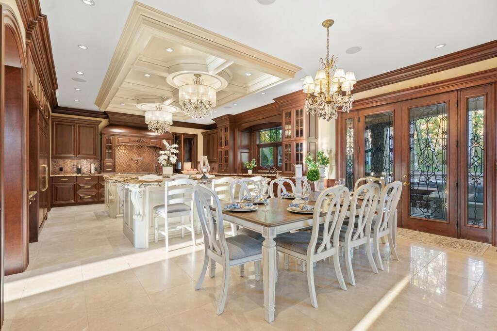 French Chateau W/Swim Spa & Theatre: 11,700 Sqft YYC Esterno foto
