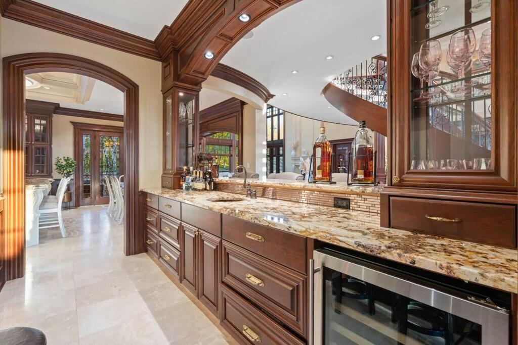 French Chateau W/Swim Spa & Theatre: 11,700 Sqft YYC Esterno foto