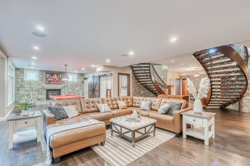 French Chateau W/Swim Spa & Theatre: 11,700 Sqft YYC Esterno foto