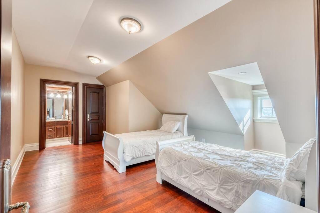 French Chateau W/Swim Spa & Theatre: 11,700 Sqft YYC Esterno foto