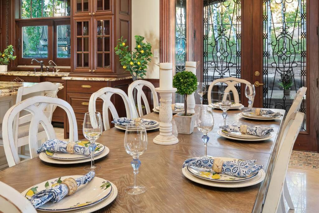French Chateau W/Swim Spa & Theatre: 11,700 Sqft YYC Esterno foto