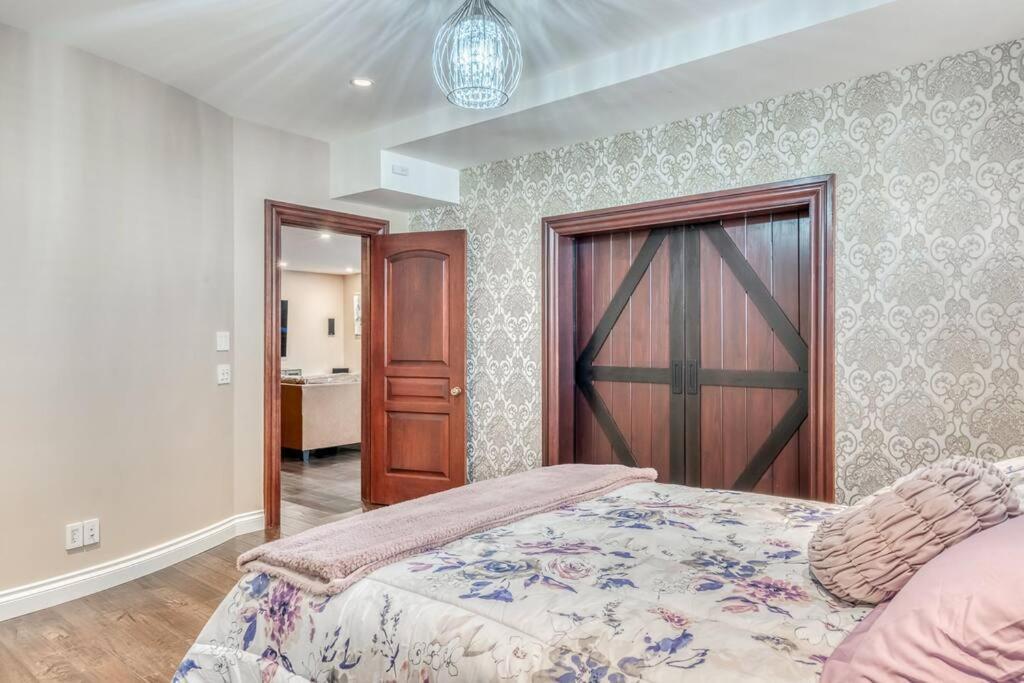 French Chateau W/Swim Spa & Theatre: 11,700 Sqft YYC Esterno foto