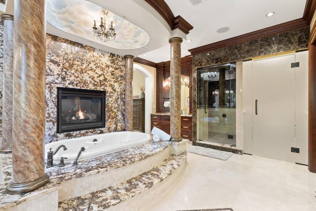 French Chateau W/Swim Spa & Theatre: 11,700 Sqft YYC Esterno foto