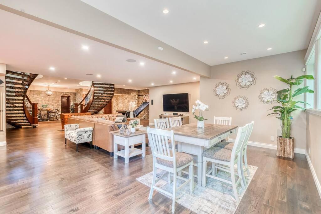 French Chateau W/Swim Spa & Theatre: 11,700 Sqft YYC Esterno foto