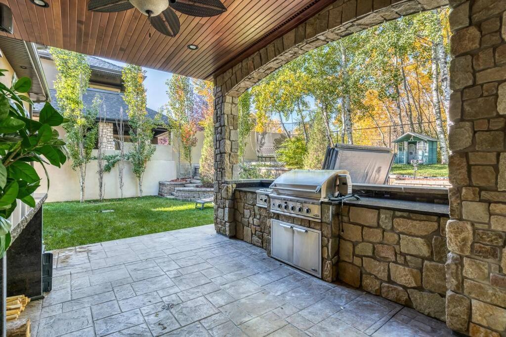 French Chateau W/Swim Spa & Theatre: 11,700 Sqft YYC Esterno foto