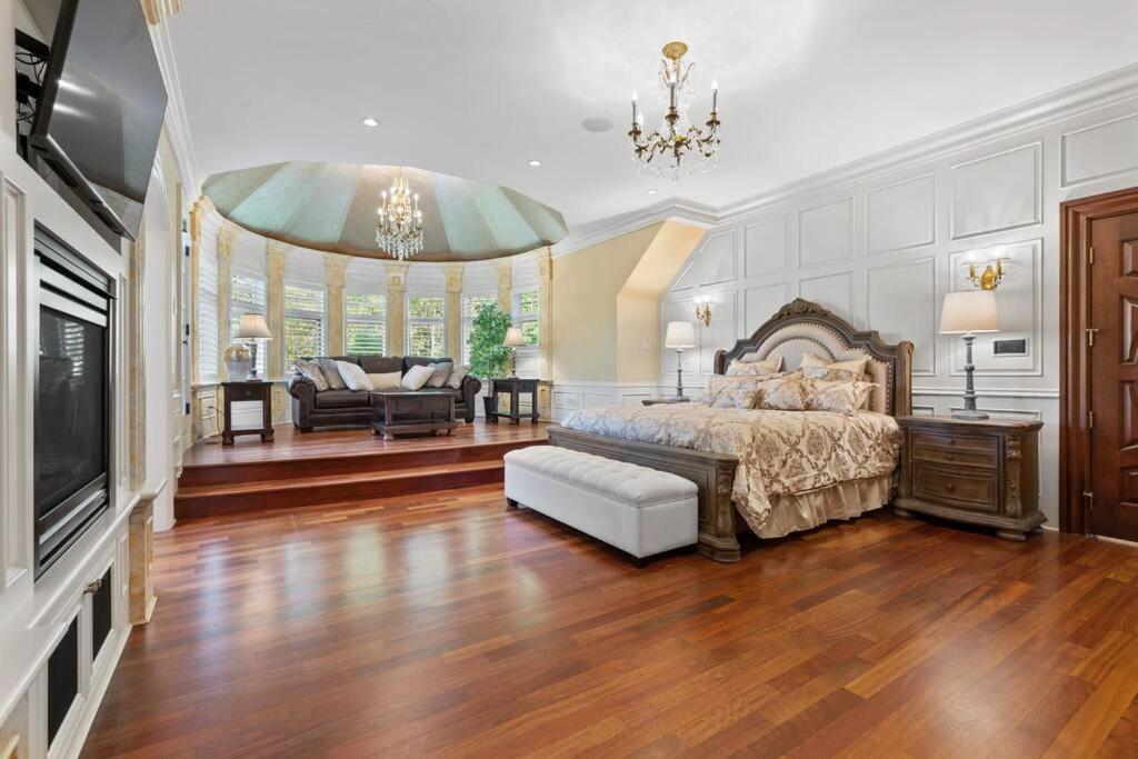 French Chateau W/Swim Spa & Theatre: 11,700 Sqft YYC Esterno foto