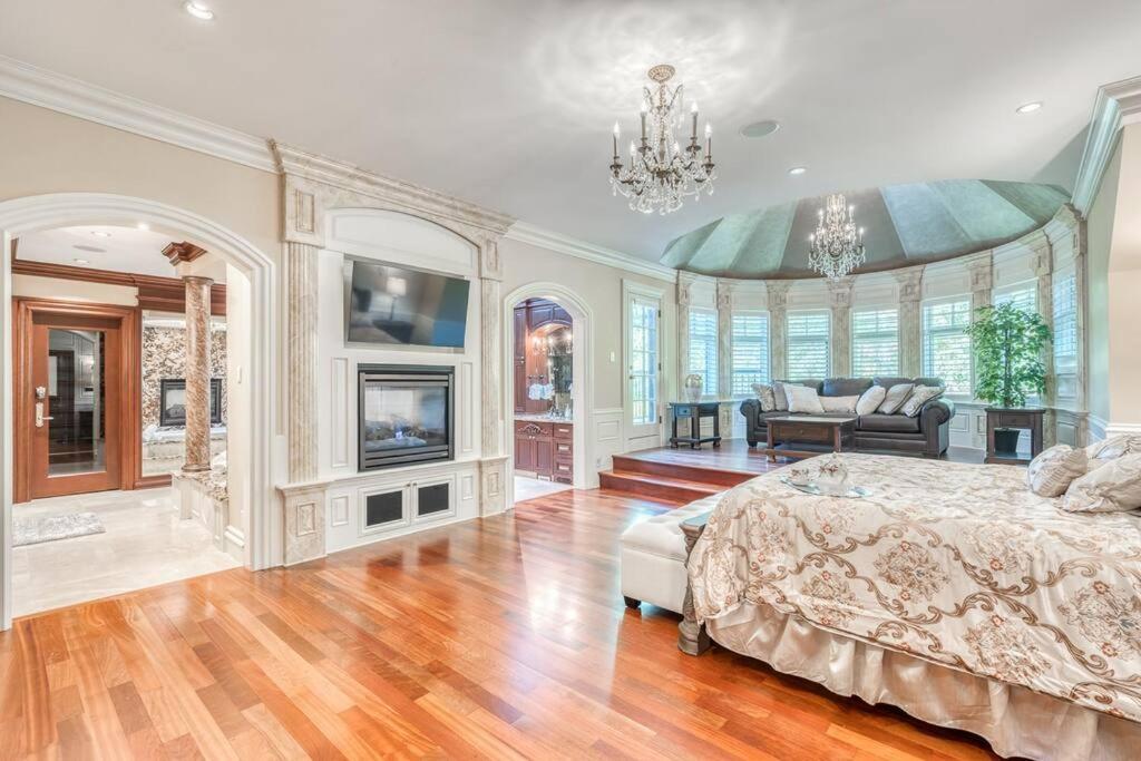 French Chateau W/Swim Spa & Theatre: 11,700 Sqft YYC Esterno foto