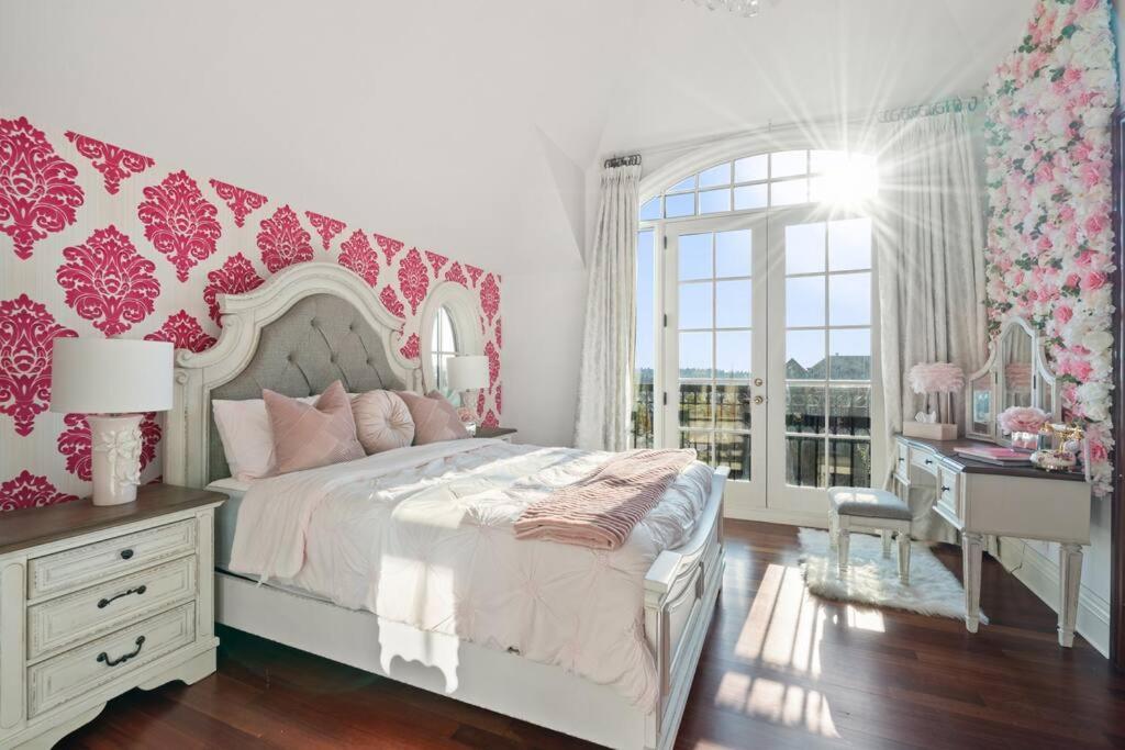 French Chateau W/Swim Spa & Theatre: 11,700 Sqft YYC Esterno foto