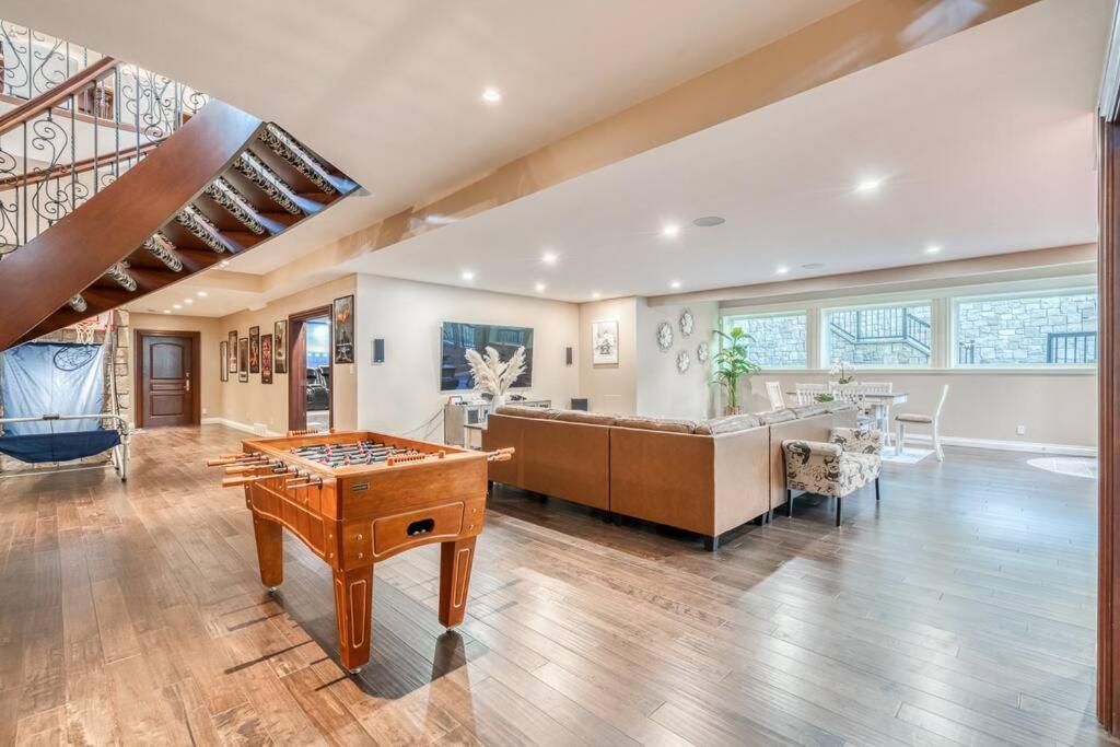 French Chateau W/Swim Spa & Theatre: 11,700 Sqft YYC Esterno foto