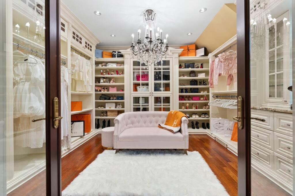 French Chateau W/Swim Spa & Theatre: 11,700 Sqft YYC Esterno foto