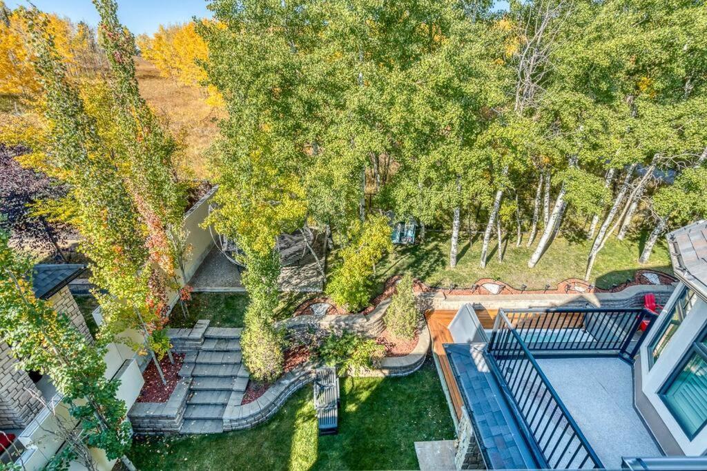 French Chateau W/Swim Spa & Theatre: 11,700 Sqft YYC Esterno foto