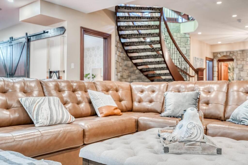 French Chateau W/Swim Spa & Theatre: 11,700 Sqft YYC Esterno foto