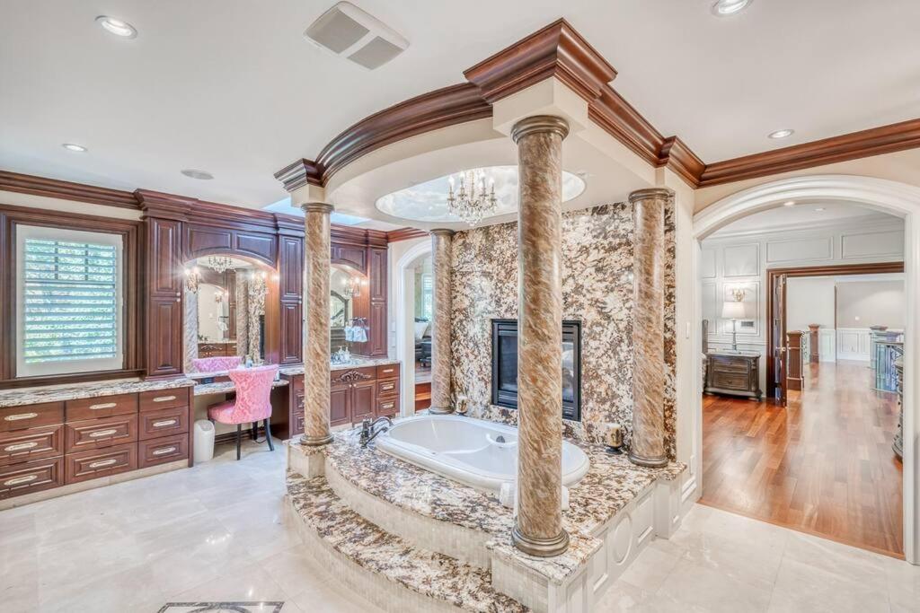 French Chateau W/Swim Spa & Theatre: 11,700 Sqft YYC Esterno foto
