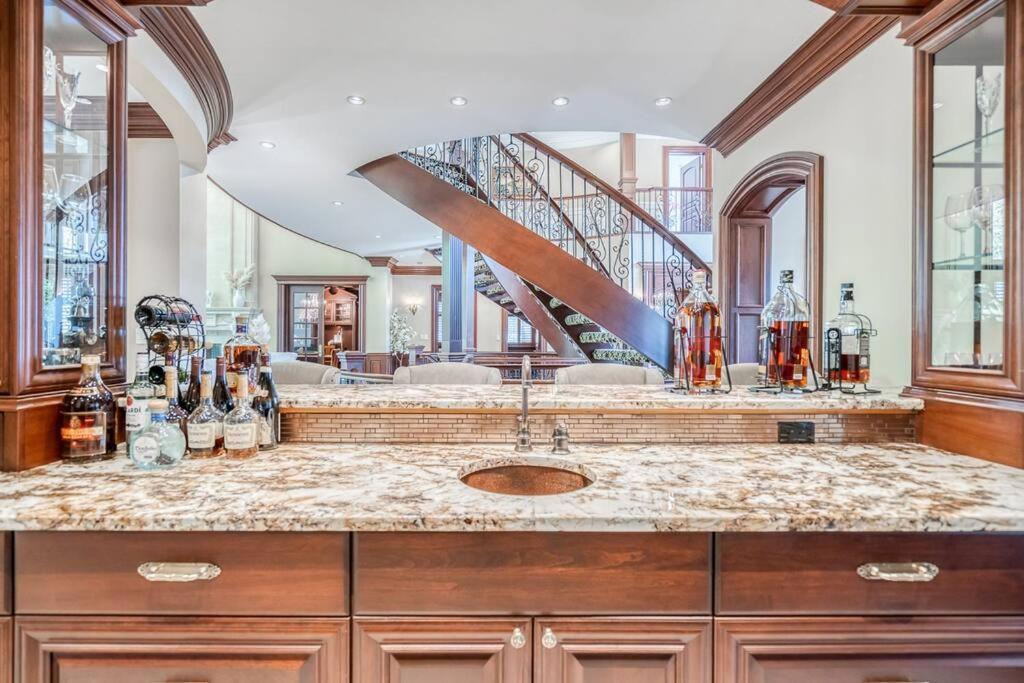 French Chateau W/Swim Spa & Theatre: 11,700 Sqft YYC Esterno foto