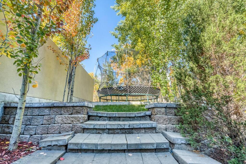 French Chateau W/Swim Spa & Theatre: 11,700 Sqft YYC Esterno foto