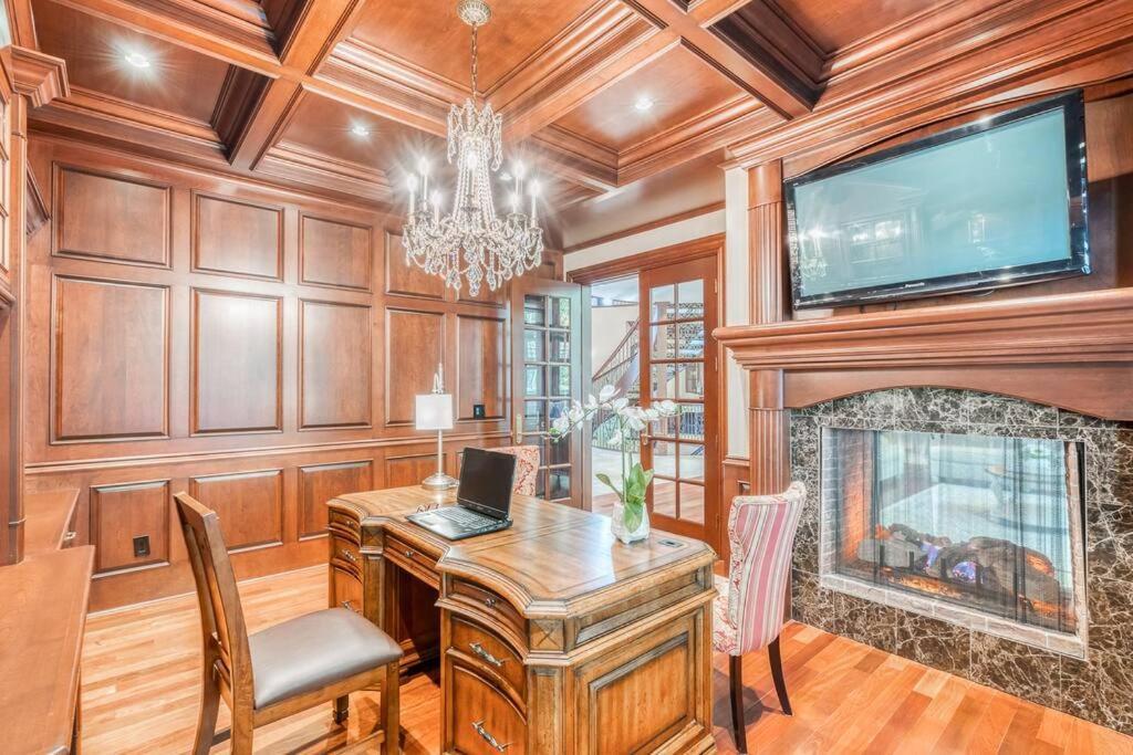 French Chateau W/Swim Spa & Theatre: 11,700 Sqft YYC Esterno foto