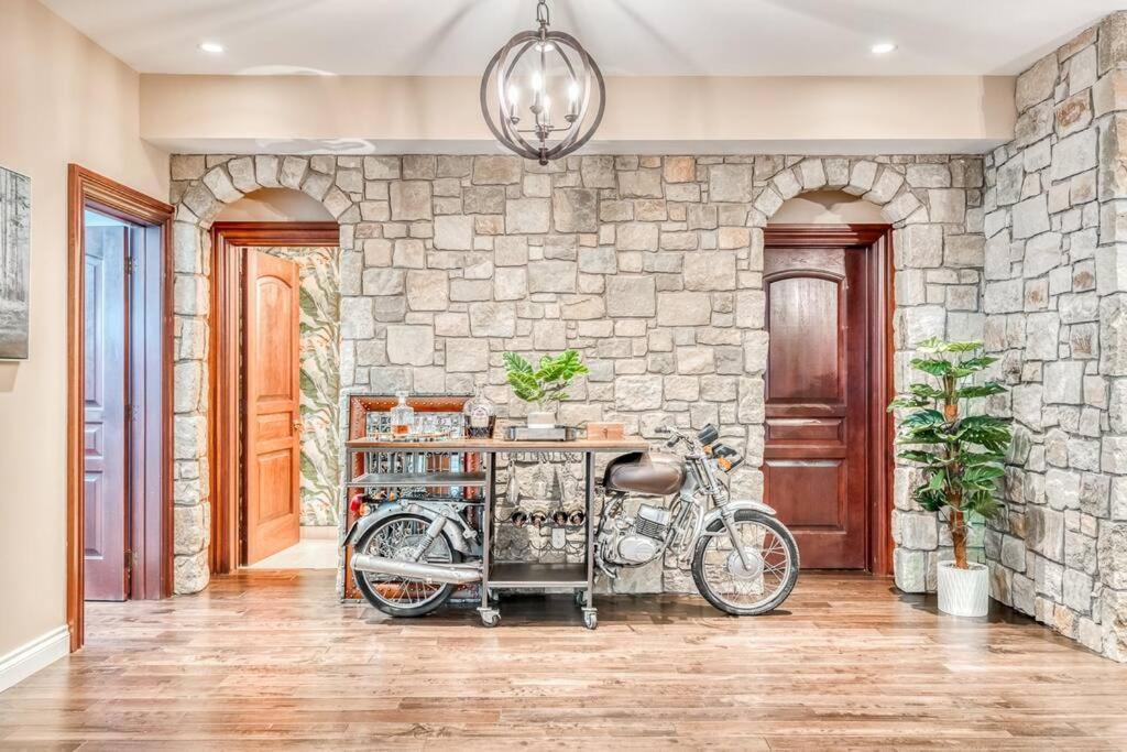 French Chateau W/Swim Spa & Theatre: 11,700 Sqft YYC Esterno foto