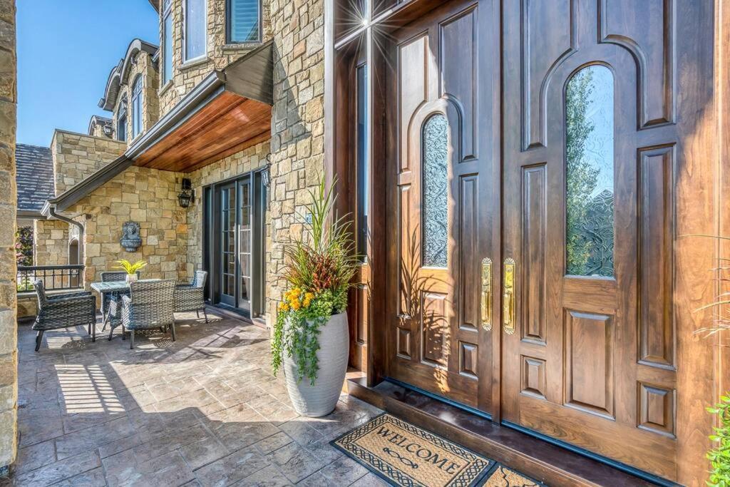 French Chateau W/Swim Spa & Theatre: 11,700 Sqft YYC Esterno foto