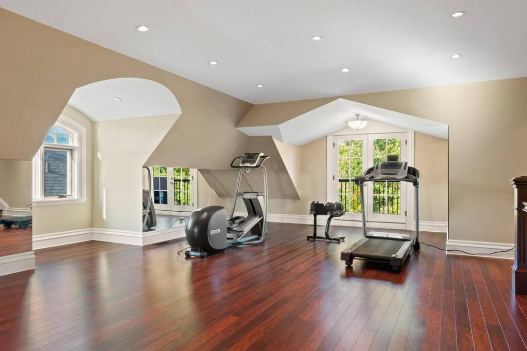 French Chateau W/Swim Spa & Theatre: 11,700 Sqft YYC Esterno foto