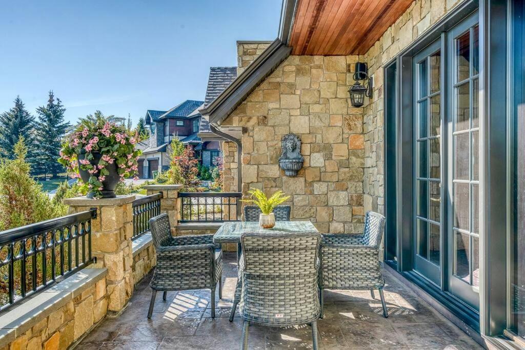 French Chateau W/Swim Spa & Theatre: 11,700 Sqft YYC Esterno foto