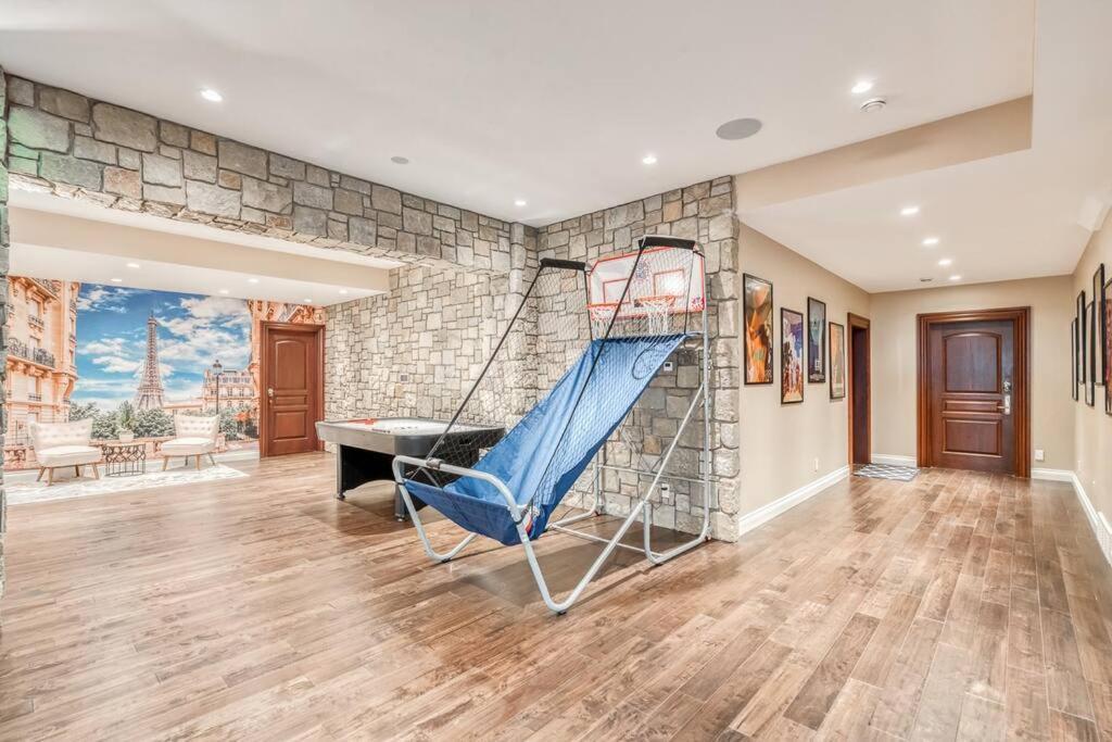 French Chateau W/Swim Spa & Theatre: 11,700 Sqft YYC Esterno foto