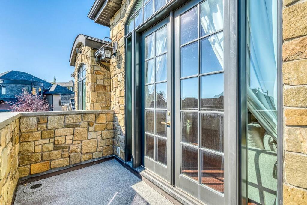 French Chateau W/Swim Spa & Theatre: 11,700 Sqft YYC Esterno foto