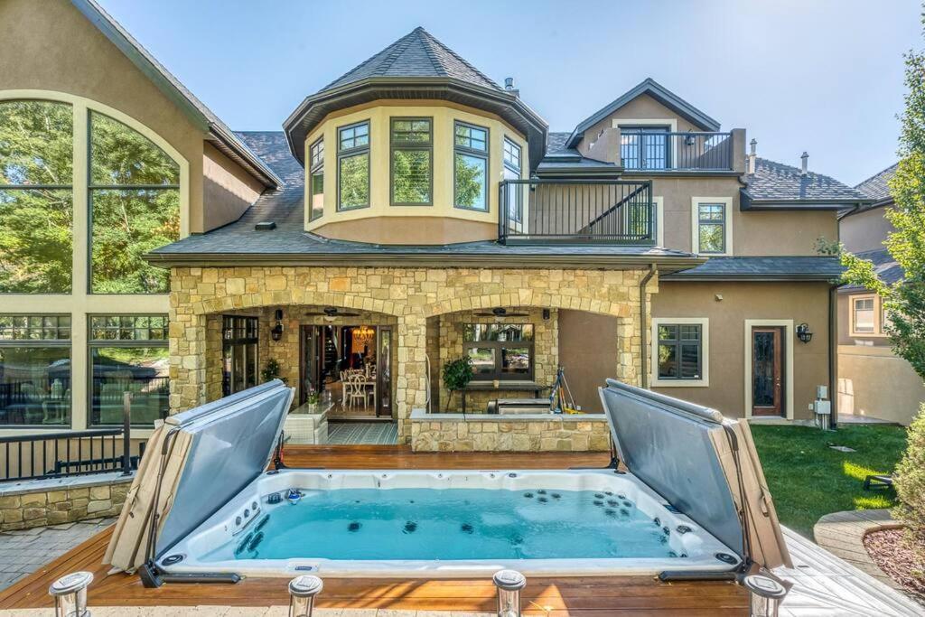 French Chateau W/Swim Spa & Theatre: 11,700 Sqft YYC Esterno foto