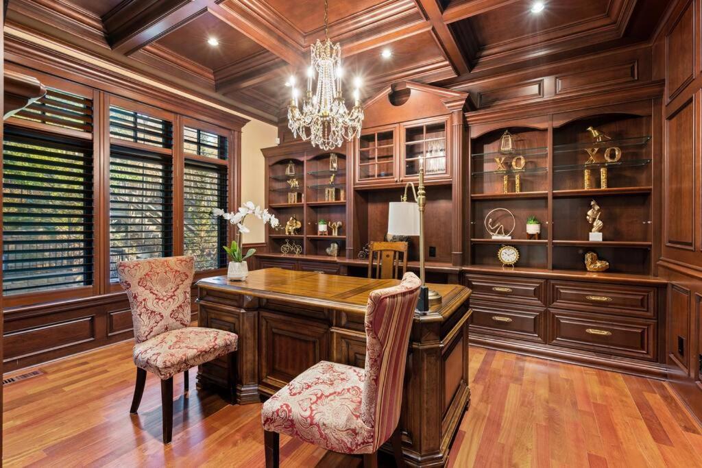French Chateau W/Swim Spa & Theatre: 11,700 Sqft YYC Esterno foto