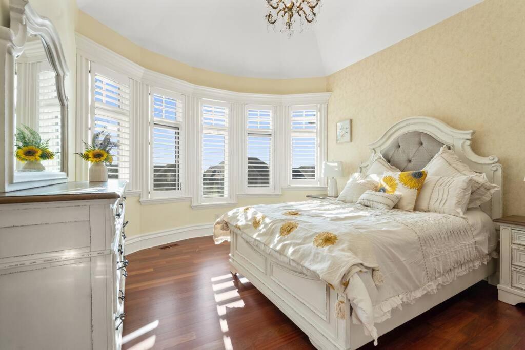 French Chateau W/Swim Spa & Theatre: 11,700 Sqft YYC Esterno foto