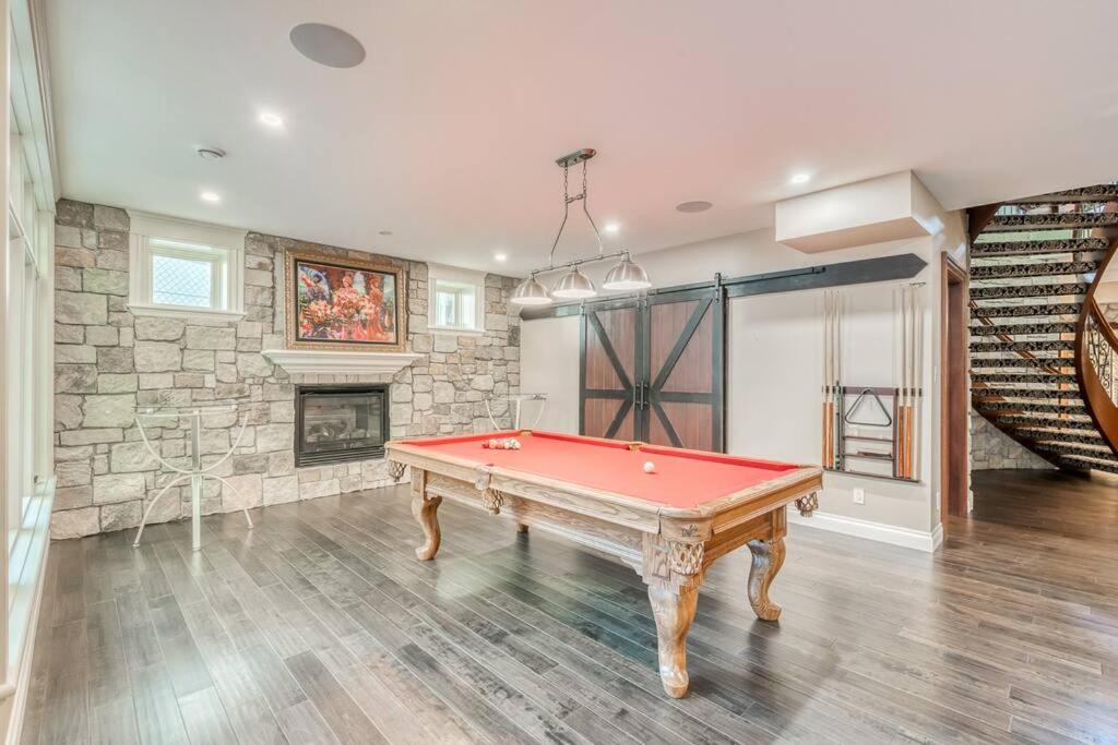 French Chateau W/Swim Spa & Theatre: 11,700 Sqft YYC Esterno foto