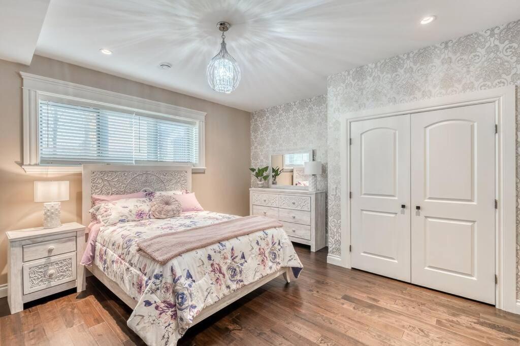 French Chateau W/Swim Spa & Theatre: 11,700 Sqft YYC Esterno foto