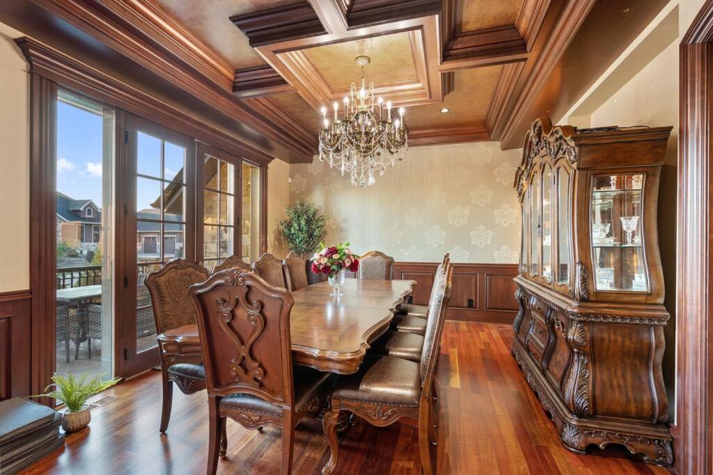 French Chateau W/Swim Spa & Theatre: 11,700 Sqft YYC Esterno foto