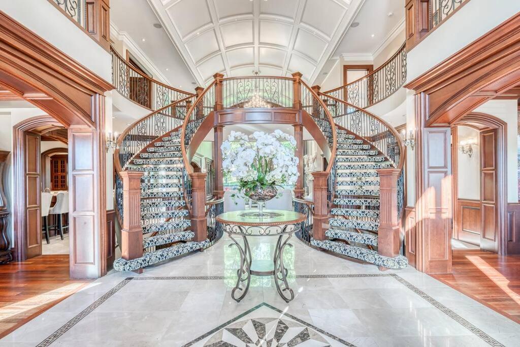 French Chateau W/Swim Spa & Theatre: 11,700 Sqft YYC Esterno foto