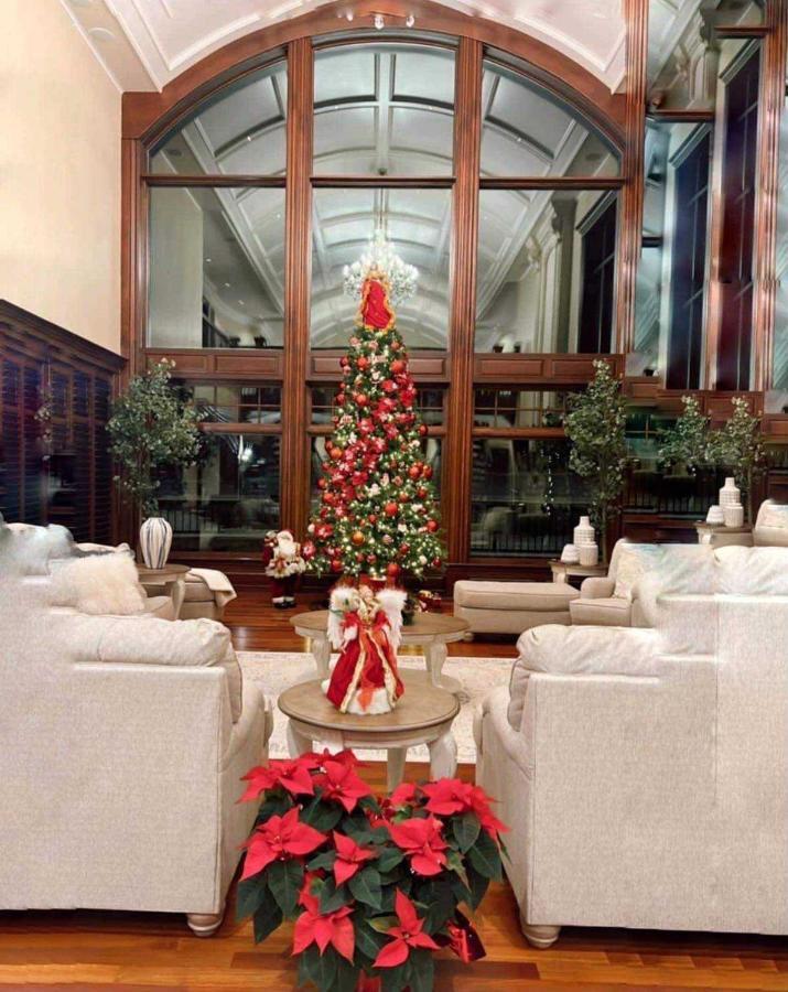 French Chateau W/Swim Spa & Theatre: 11,700 Sqft YYC Esterno foto